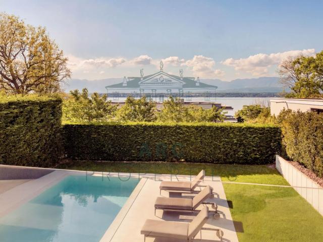 ZEITGENÖSSISCHE VILLA MIT PRIVATEM ZUGANG ZUM SEE
