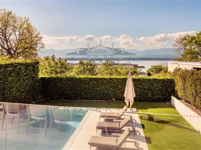 ZEITGENÖSSISCHE VILLA MIT PRIVATEM ZUGANG ZUM SEE
