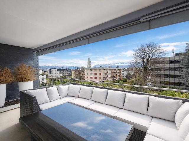 Zeitgenössisches Doppelhaus mit privatem Garten und Blick auf die Alpen in Pully Sud