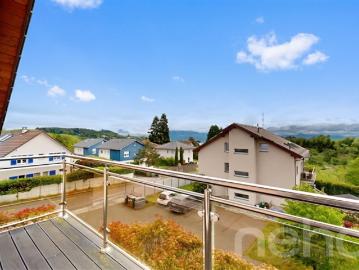 Zeitgenössisches Penthouse mit großem Balkon und offenem Blick