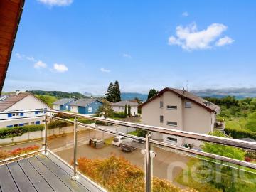 Zeitgenössisches Penthouse mit großem Balkon und offenem Blick