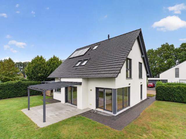Zeitlos im Design. Großzügig im Gefühl Modernes Einfamilienhaus mit besonderen Details!
