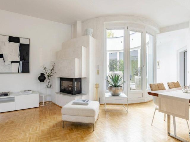 Zeitlos strahlend: 5 Zimmer Altbau Wohnung mit Atrium