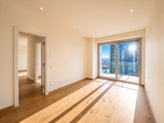 Zeitlose Wohnkultur mit umlaufender Loggia und weitreichendem Panorama Ein Penthouse über Wien