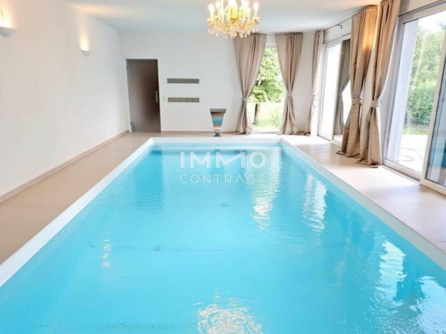Zeitlose Architektur trifft Großzügigkeit Designvilla mit Indoor Pool und Einliegeroption