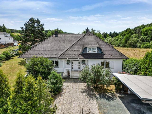 Zeitlose Architektur. Großzügige Räume. Ein Grundstück mit Parkcharakter