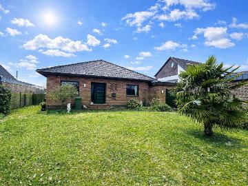 Zeitlose Architektur: Lichtdurchfluteter Bungalow Klassiker mit viel Stauraum