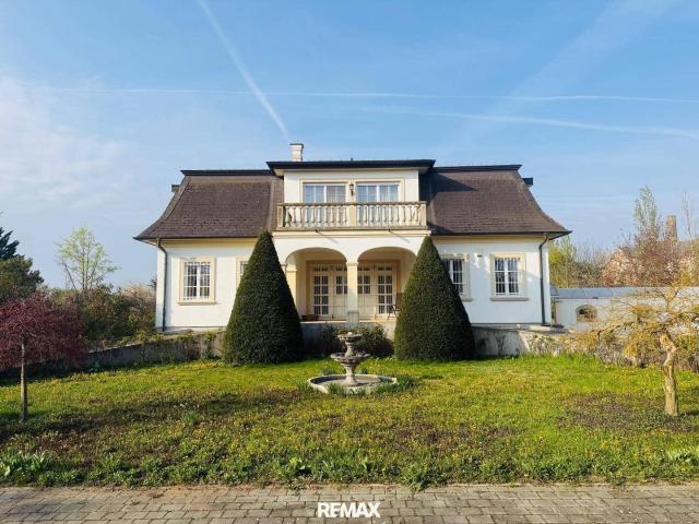 Zeitlose Eleganz Villa mit Parkgarten und Nebengebäuden