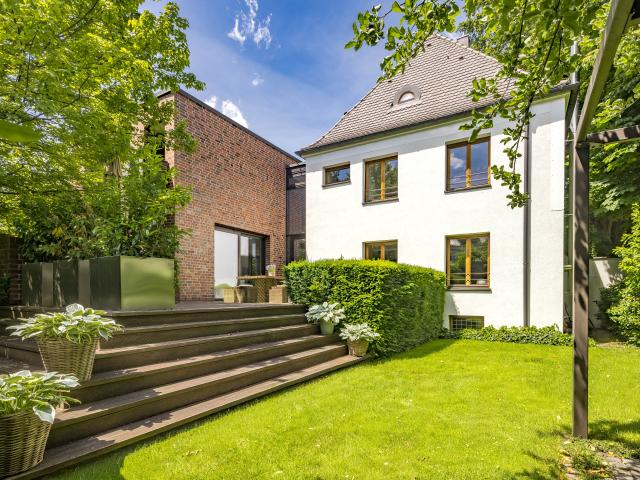 Zeitlose Modernität: Exklusive Architekten Villa mit Indoor Pool, Spa und Gartenidyll