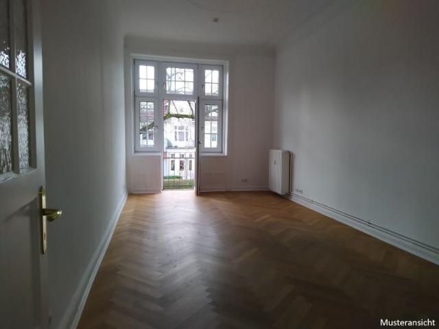 Zeitlose Pracht: Großzügiges Altbau Refugium in begehrter Alsternähe