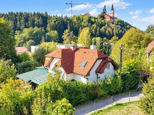 Zeitloser Charme und beeindruckende Großzügigkeit – Villa mit Gartenparadies