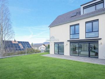 Zeitloser Neubau mit grosszügigem Raumkonzept