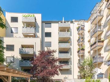 ZEITLOSER WOHNRAUM IN ZENTRUMSLAGE | 2 Raum Wohnung mit Balkon und stilvollen Details