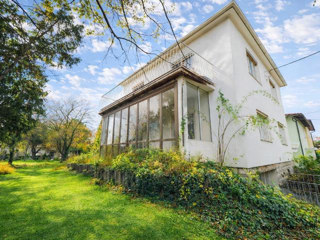 Zeitloses Einfamilienhaus general sanierungsbedürftig auf großem Grundstück in schönem Wohngebiet
