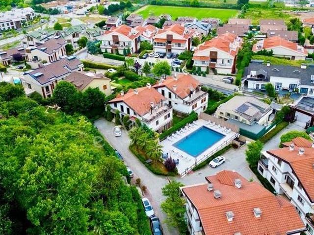 Zekeriyaköy'de Havuzlu Sitede, Şömineli 5+1 Lüks Triplex Villa