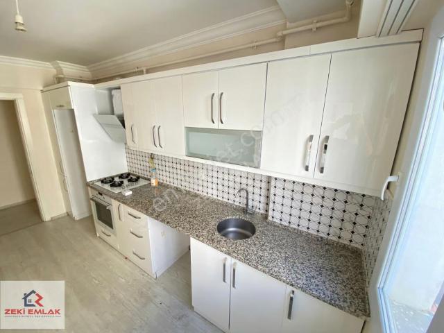 Zeki Emlak'tan Muradiye Mh. İstasyon Civ. 2+1 K. Mutfak Kiralık