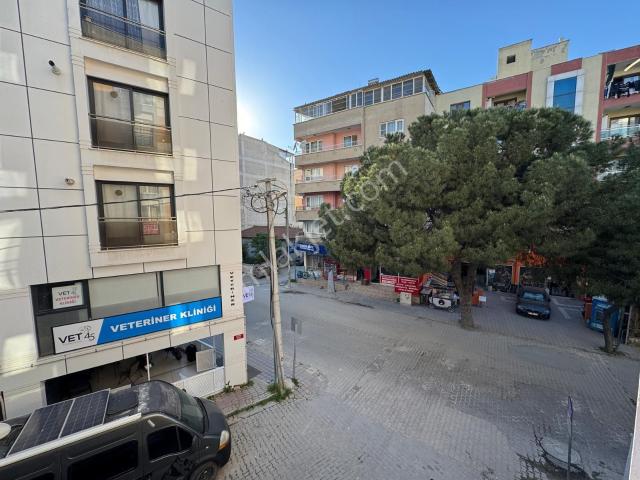 Zeki Emlak'tan Manisa Muradiye Mahallesinde Cadde Üstü Satılık 1+1 Daire