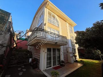 Zeray Yamaç Evlerinde Prestijli 3 Katlı Bahçeli Villa