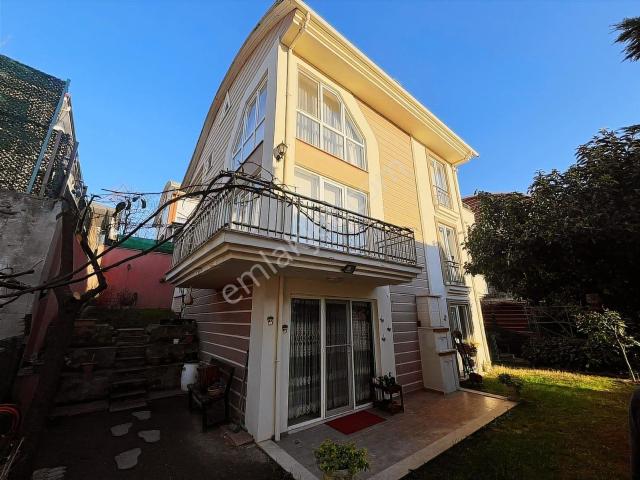 Zeray Yamaç Evlerinde Prestijli 3 Katlı Bahçeli Villa