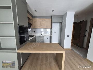 ZERDALİLİK'TE DENİZE YAKIN SIFIR BİNADA ARA KATTA 1+1 DOĞALGAZLI KOMBİLİ