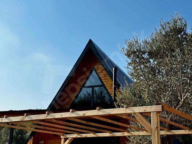 Zeytin Plajına 4 km mesafesede 250 m2 arsa içerisinde bungalov