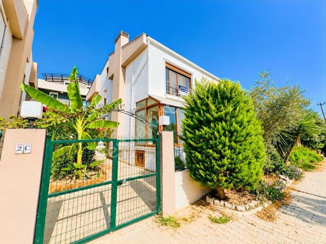 Zeytinalanında Denize Yürüme Mesfaesinde 4+1 Satılık Villa