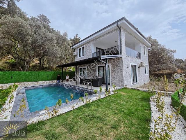 Zeytinalanı Da 450 M2 Arsa İçinde 3+1 Havuzlu Müstakil Villa