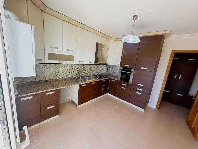 Zeytinköy Yeni Adli Tıp Binası Yakını Ara Kat Geniş 3+1 Kiralık!