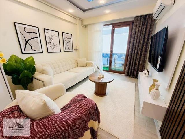 Zeytinköy'de Arakat balkonlu Lüks 1+1 Daire
