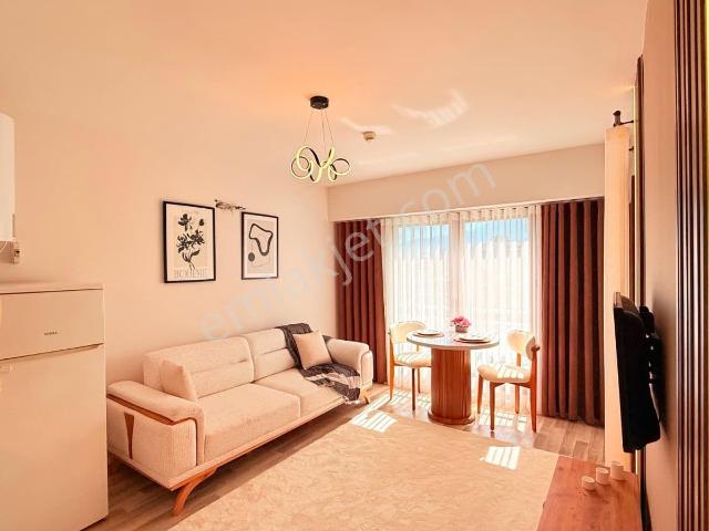 Zeytinköyde Havuzlu Sitede Balkonlu Arakat Eşyalı 1+1 Satılık Apart