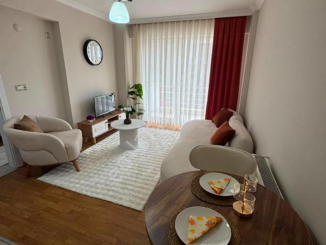 Zeytinköyde Site İçinde Arakat Balkonlu Eşyalı 1+1 Apartlar