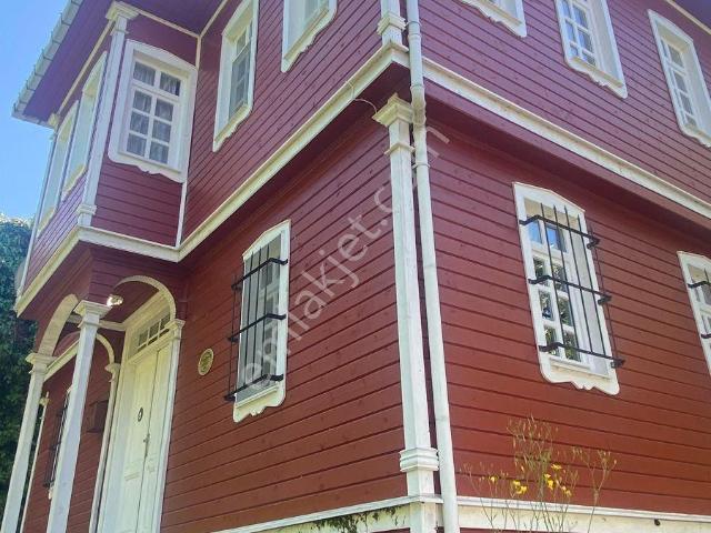zeybek*den / 408.m2 Bahçesi Ve 2 5 Katlı Yeni Restore 160.m2