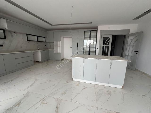 Zeydan Sitesi'nde Lüks 4+1 Daire 175m² Fırsat!