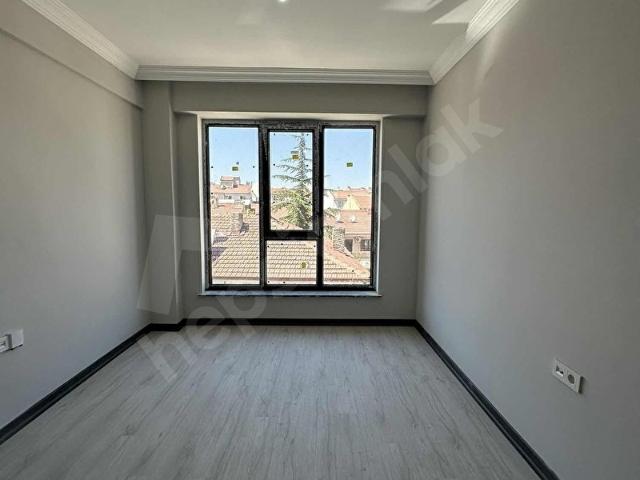 ZEYSAT'TAN ERTAŞ CADDESİ YAKINI 3.KAT SATILIK 2+0 DAİRE