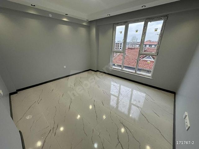 ZEYSAT GAYRİMENKUL'DEN ÇAMLICA'DA BALKONLU SATILIK 2+0 DAİRE