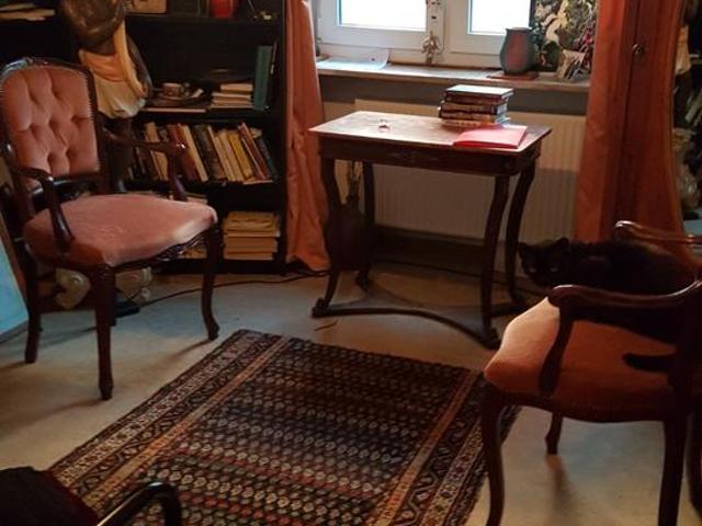 Zimmer in geräumiger Erdgeschosswohnung älterer Dame