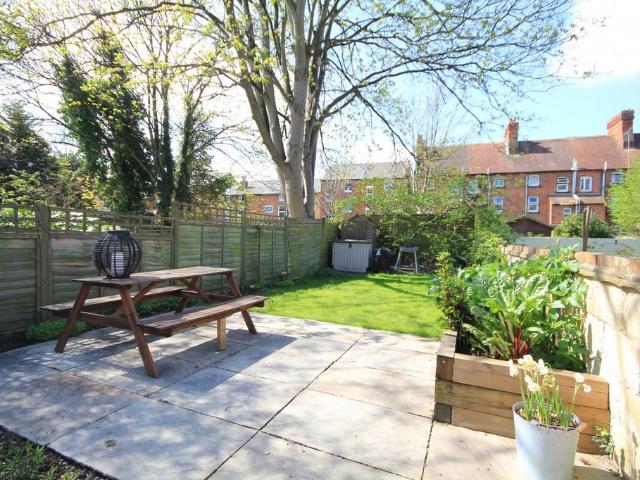 Zinzan Street, Berkshire RG1 2 bed apartment to rent £1,400 pcm £323 pw