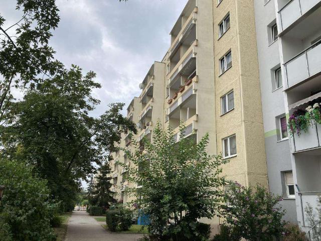 Zieh ein. Zahl weniger. Glück gehabt. / Move in. Pay less. Lucky you