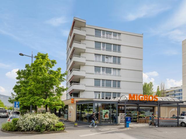 Ziehen Sie in ein neues Zuhause mit Balkon