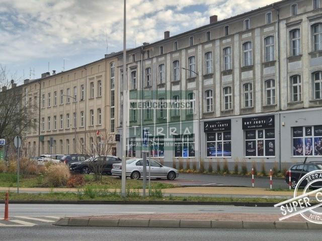 Lokal na gabinety, sklep lub biura – 440 m2, parking