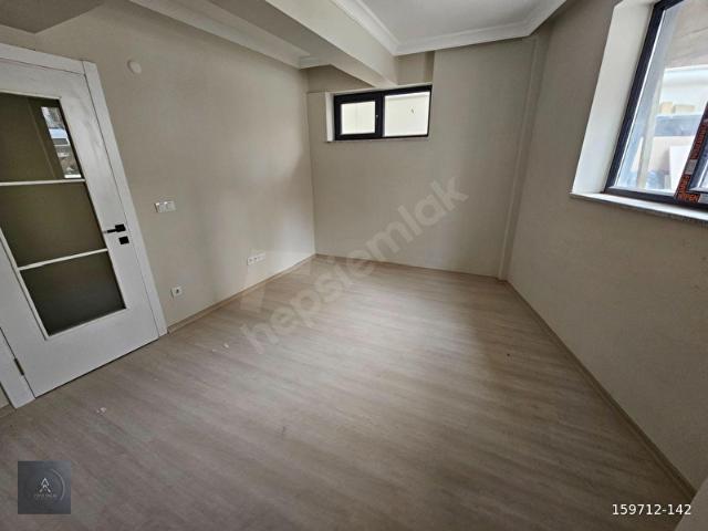Zirve Emlak'tan Esatpaşa Merkezde Sıfır Binada Bahçe kat 1+1 Daire