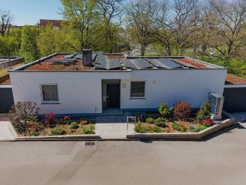 Zirndorf | Großzügiger 7 Zimmer Bungalow in Stichstraßenlage Wärmepumpe, PV & 2 Garagen
