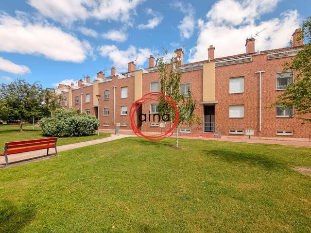 ZIZUR MAYOR: Urbanización: Chalet adosado de 4 plantas con 3 dormitorios, 2 baños, 1 aseo, amplio salón con acceso a jardín independiente con barbacoa, 2 terrazas y amplio garaje con pequeña cocina