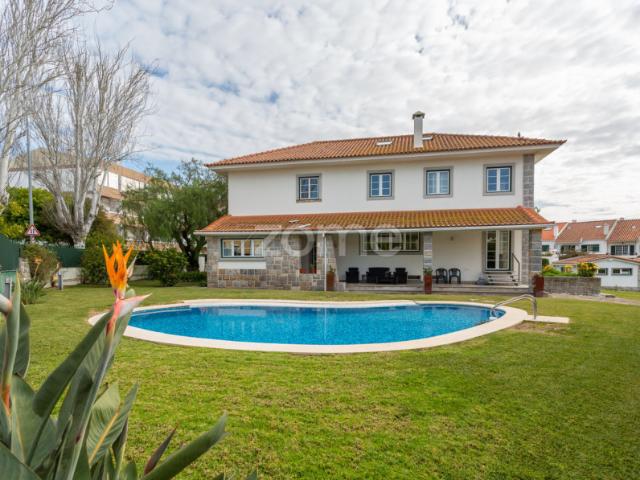 Zome Portugal Moradia sem mobília com 5 suítes, jardim, piscina e anexo com ginásio ZMPT582919
