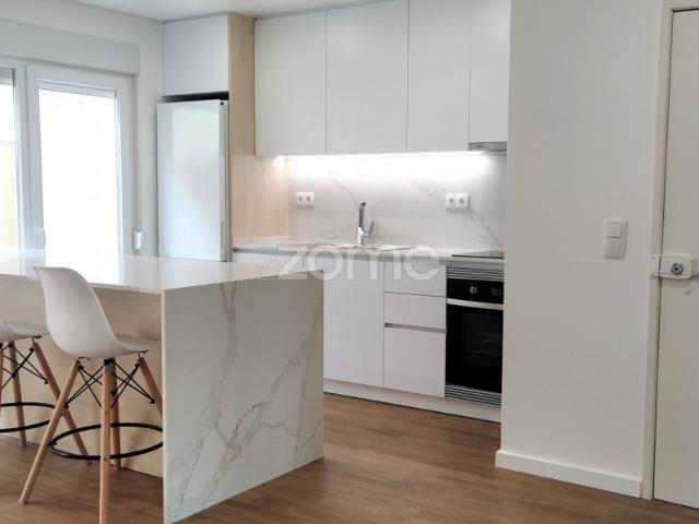 Zome Portugal Apartamento T2 remodelado com varanda no Pai do Vento Cascais ZMPT593006