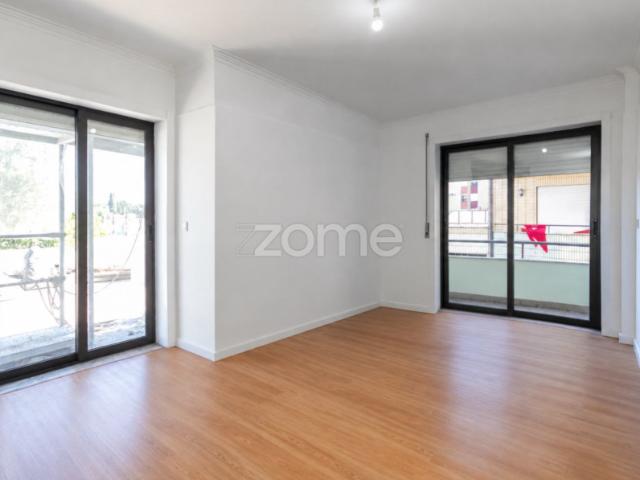 Zome Portugal T1 no Centro de Sta Maria da Feira com terraço e garagem ZMPT592083