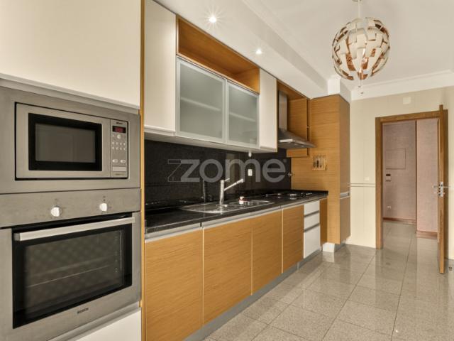 Zome Portugal T2 no Monte Estoril c/box Junto ao Estoril Praia ZMPT591544