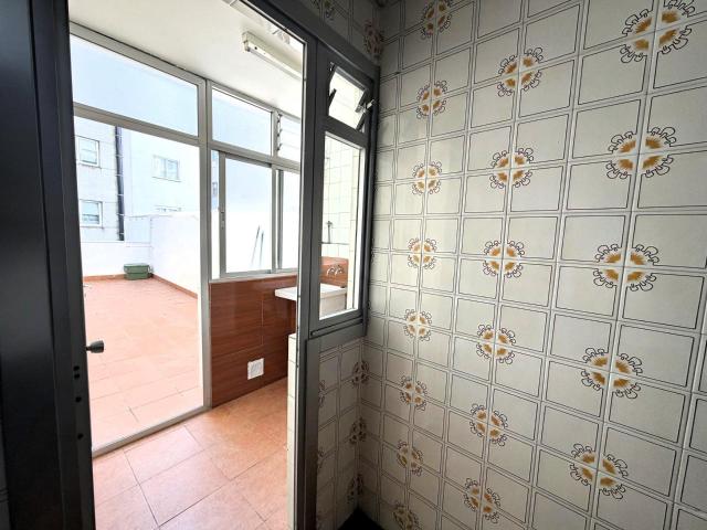 Zona Monelos. Piso amplio, 4 dormitorios. Patio. Trastero