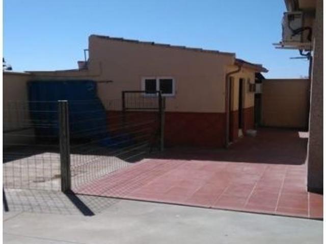ZONA CAMINO VIEJO DE ALMODOVAR Parcela de 1.070 m2 con casa de 170 m2, cocina campera, piscina