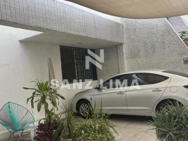 Zona de Oro II: Amplia casa céntrica a un magnífico precio